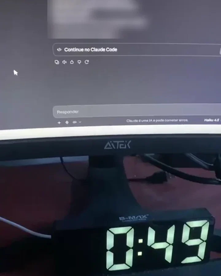 Monitor com o Claude Code aberto montando um template de atendimento, e um relógio digital marcando 0:49 da madrugada.